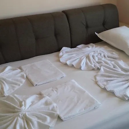 и мони холидейс