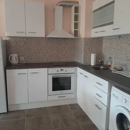 и мони холидейс