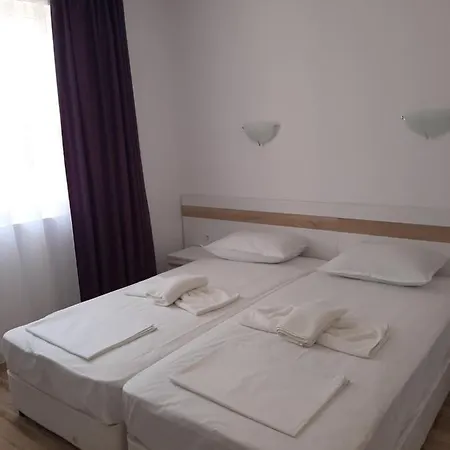 и мони холидейс