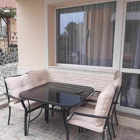 и мони холидейс