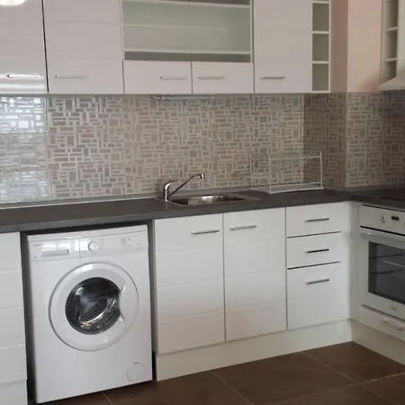 Apartman мони холидейс *