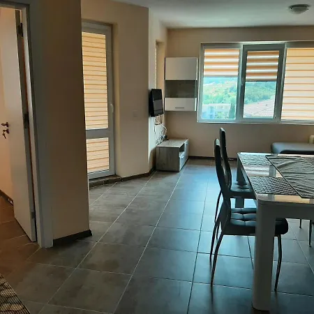 мони холидейс Apartman Carevo