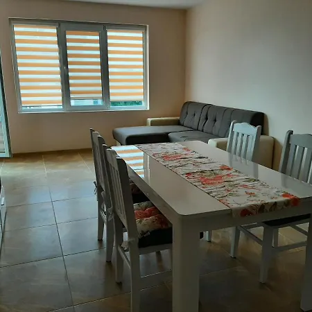 и мони холидейс