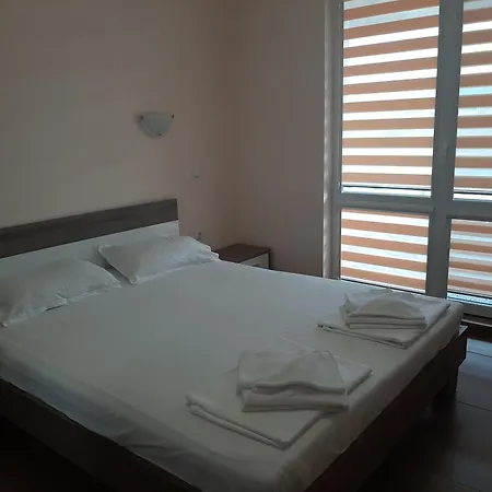 Apartman мони холидейс *