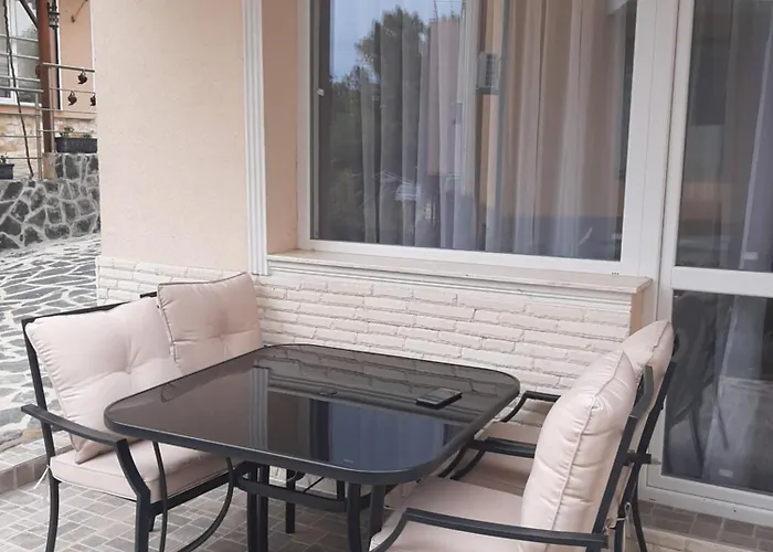 и мони холидейс